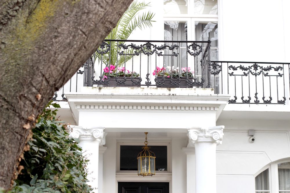  photo paige joanna exploring london knightsbridge door_zpslbk89thd.jpg