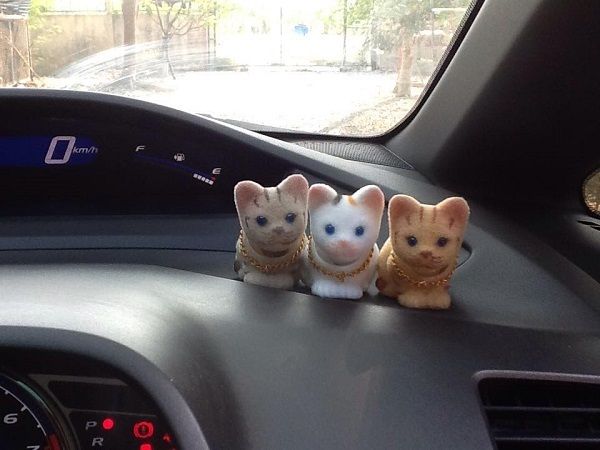 bobble head car dashboard