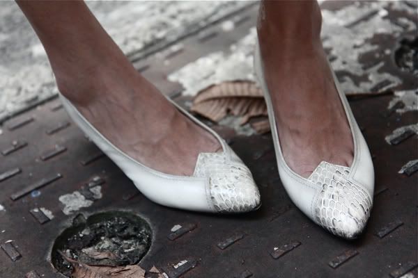 Wear snakeskin on your toes with these beautiful 1980s beige pumps