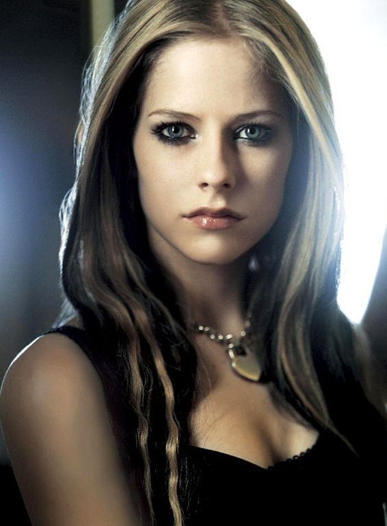 She's all grown up from the geeky teenager look I remember Avril Lavigne